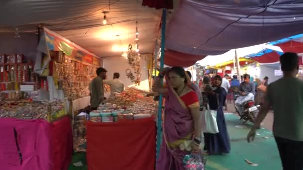 Khajuraho Madhya Pradesh India March 2022 農村の人々は毎年恒例の村のフェアで集まり 農村村フェアに伝統的な様々な商品を販売するベンダー インドの農村のシーン — ストック動画