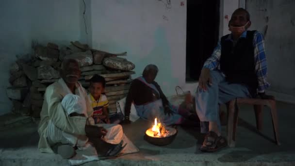 Khajuraho Madhya Pradesh India March 2022 キャンプファイヤーの近くに座ってリラックスしている農村の人々のグループ — ストック動画