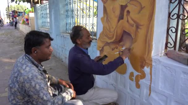 Khajuraho Madhya Pradesh Hindistan Mart 2022 Sokak Duvarında Sanatçı — Stok video
