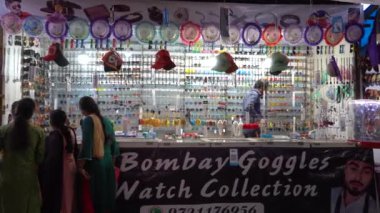 KHAJURAHO, MADHYA PRADESH, INDIA, 05 Mart 2022: Kırsal kesimdeki insanlar köy fuarında toplanarak, kırsal kesimdeki köy panayırına geleneksel ürünler satıyorlar..