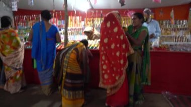 KHAJURAHO, MADHYA PRADESH, INDIA, 05 Mart 2022: Kırsal kesimdeki insanlar köy fuarında toplanarak, kırsal kesimdeki köy panayırına geleneksel ürünler satıyorlar..