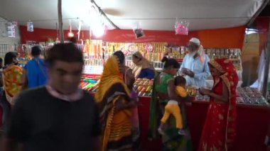 KHAJURAHO, MADHYA PRADESH, INDIA, 05 Mart 2022: Kırsal kesimdeki insanlar köy fuarında toplanarak, kırsal kesimdeki köy panayırına geleneksel ürünler satıyorlar..