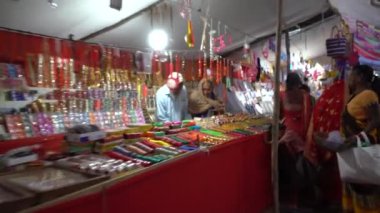 KHAJURAHO, MADHYA PRADESH, INDIA, 05 Mart 2022: Kırsal kesimdeki insanlar köy fuarında toplanarak, kırsal kesimdeki köy panayırına geleneksel ürünler satıyorlar..