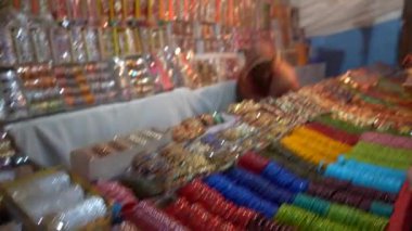 KHAJURAHO, MADHYA PRADESH, INDIA, 05 Mart 2022: Kırsal kesimdeki insanlar köy fuarında toplanarak, kırsal kesimdeki köy panayırına geleneksel ürünler satıyorlar..