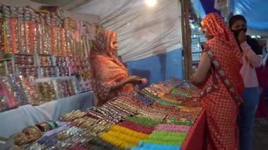 KHAJURAHO, MADHYA PRADESH, INDIA, 05 Mart 2022: Kırsal kesimdeki insanlar köy fuarında toplanarak, kırsal kesimdeki köy panayırına geleneksel ürünler satıyorlar..