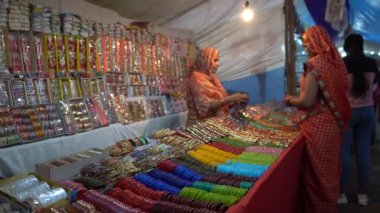 KHAJURAHO, MADHYA PRADESH, INDIA, 05 Mart 2022: Kırsal kesimdeki insanlar köy fuarında toplanarak, kırsal kesimdeki köy panayırına geleneksel ürünler satıyorlar..