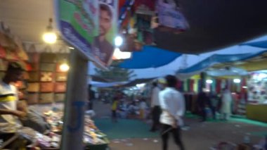 KHAJURAHO, MADHYA PRADESH, INDIA, 05 Mart 2022: Kırsal kesimdeki insanlar köy fuarında toplanarak, kırsal kesimdeki köy panayırına geleneksel ürünler satıyorlar..