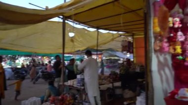 KHAJURAHO, MADHYA PRADESH, INDIA, 05 Mart 2022: Kırsal kesimdeki insanlar köy fuarında toplanarak, kırsal kesimdeki köy panayırına geleneksel ürünler satıyorlar..