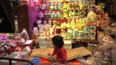 KHAJURAHO, MADHYA PRADESH, INDIA, 05 Mart 2022: Kırsal kesimdeki insanlar köy fuarında toplanarak, kırsal kesimdeki köy panayırına geleneksel ürünler satıyorlar..