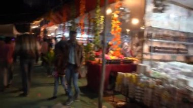 KHAJURAHO, MADHYA PRADESH, INDIA, 05 Mart 2022: Kırsal kesimdeki insanlar köy fuarında toplanarak, kırsal kesimdeki köy panayırına geleneksel ürünler satıyorlar..