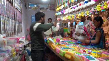 KHAJURAHO, MADHYA PRADESH, INDIA, 05 Mart 2022: Kırsal kesimdeki insanlar köy fuarında toplanarak, kırsal kesimdeki köy panayırına geleneksel ürünler satıyorlar..