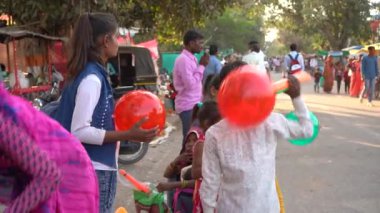 KHAJURAHO, MADHYA PRADESH, INDIA, 05 Mart 2022: Kırsal kesimdeki insanlar köy fuarında toplanarak, kırsal kesimdeki köy panayırına geleneksel ürünler satıyorlar..