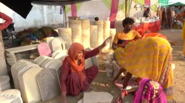 KHAJURAHO, MADHYA PRADESH, INDIA, 05 Mart 2022: Kırsal kesimdeki insanlar köy fuarında toplanarak, kırsal kesimdeki köy panayırına geleneksel ürünler satıyorlar..