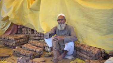 KHAJURAHO, MADHYA PRADESH, INDIA, 05 Mart 2022: Kırsal kesimdeki insanlar köy fuarında toplanarak, kırsal kesimdeki köy panayırına geleneksel ürünler satıyorlar..