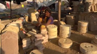 KHAJURAHO, MADHYA PRADESH, INDIA, 05 Mart 2022: Kırsal kesimdeki insanlar köy fuarında toplanarak, kırsal kesimdeki köy panayırına geleneksel ürünler satıyorlar..