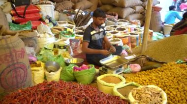 KHAJURAHO, MADHYA PRADESH, INDIA, 05 Mart 2022: Kırsal kesimdeki insanlar köy fuarında toplanarak, kırsal kesimdeki köy panayırına geleneksel ürünler satıyorlar..