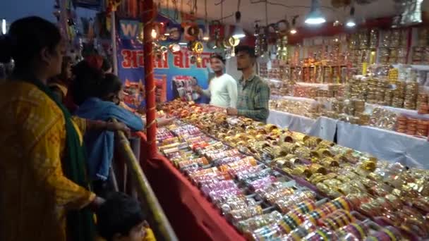 Khajuraho Madhya Pradesh India March 2022 農村の人々は毎年恒例の村のフェアで集まり 農村村フェアに伝統的な様々な商品を販売するベンダー インドの農村のシーン — ストック動画
