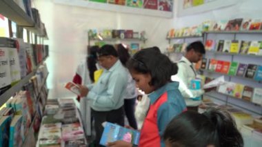 WARDHA, MAHARASHTRA, INDIA, Şubat 05, 2023: İnsanlar Marathi Edebiyat konferansı sırasında kitapçıyı satın almak için ziyaret ediyorlar