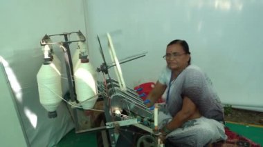 WARDHA, MAHARASHTRA, INDIA, Şubat 05, 2023: Öğrenci gösterisi ham pamuktan iplik nasıl yapılır.
