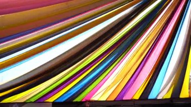 Gökyüzünde renkli kumaş, çok renkli ipek kumaş.