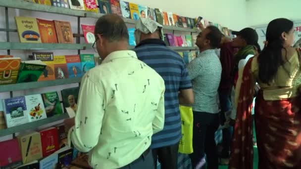 Вараштра Индия Февраля 2023 Года Люди Посещают Книжный Магазин Покупки — стоковое видео