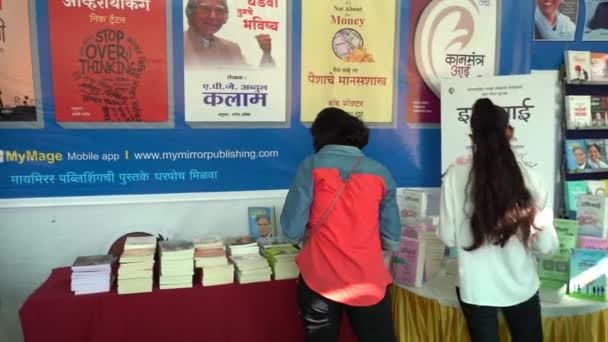 Wardha Maharashtra India Februari 2023 Mensen Bezoeken Boekhandel Voor Aankoop — Stockvideo