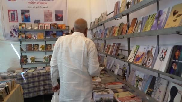 ウォーダハ マハラシュトラ インド 2023年2月2023日 人々はマラシュ文学会議の間に本展で購入するための書店を訪問する — ストック動画