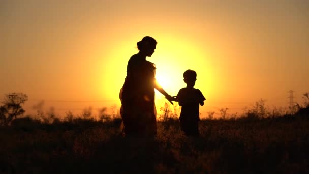 Silhouette Von Eltern Spielen Mit Kindern Bei Sonnenuntergang — Stockvideo