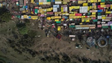 WARDHA, MAHARASHTRA, INDIA, 18 HAZİRAN 2023: Lunapark veya yıllık köy fuarının insansız hava görüntüsü..