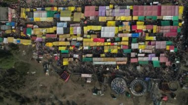 WARDHA, MAHARASHTRA, INDIA, 18 HAZİRAN 2023: Lunapark veya yıllık köy fuarının insansız hava görüntüsü..