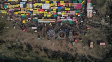 WARDHA, MAHARASHTRA, INDIA, 18 HAZİRAN 2023: Lunapark veya yıllık köy fuarının insansız hava görüntüsü..