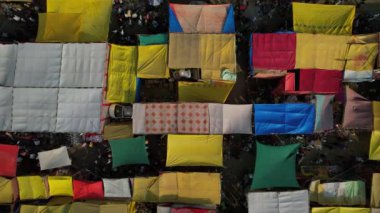 WARDHA, MAHARASHTRA, INDIA, 18 HAZİRAN 2023: Lunapark veya yıllık köy fuarının insansız hava görüntüsü..
