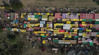 WARDHA, MAHARASHTRA, INDIA, 18 HAZİRAN 2023: Lunapark veya yıllık köy fuarının insansız hava görüntüsü..