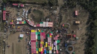 WARDHA, MAHARASHTRA, INDIA, 18 HAZİRAN 2023: Lunapark veya yıllık köy fuarının insansız hava görüntüsü..