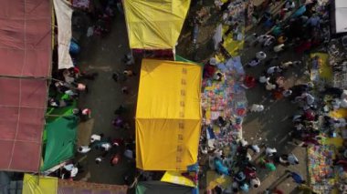 WARDHA, MAHARASHTRA, INDIA, 18 HAZİRAN 2023: Lunapark veya yıllık köy fuarının insansız hava görüntüsü..
