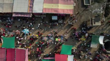 WARDHA, MAHARASHTRA, INDIA, 18 HAZİRAN 2023: Lunapark veya yıllık köy fuarının insansız hava görüntüsü..