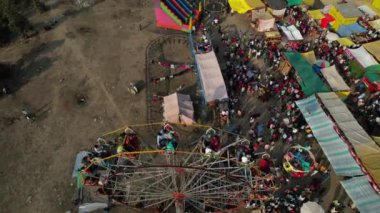 WARDHA, MAHARASHTRA, INDIA, 18 HAZİRAN 2023: Lunapark veya yıllık köy fuarının insansız hava görüntüsü..