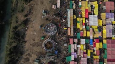 WARDHA, MAHARASHTRA, INDIA, 18 HAZİRAN 2023: Lunapark veya yıllık köy fuarının insansız hava görüntüsü..