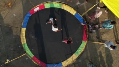 WARDHA, MAHARASHTRA, INDIA, 18 HAZİRAN 2023: Lunapark veya yıllık köy fuarının insansız hava görüntüsü..