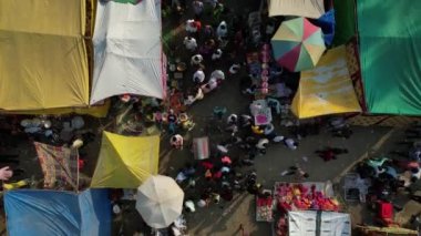 WARDHA, MAHARASHTRA, INDIA, 18 HAZİRAN 2023: Lunapark veya yıllık köy fuarının insansız hava görüntüsü..