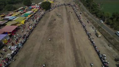 TALEGAON, AMRAVATI, MAHARASHTRA, INDIA, 16 HAZİRAN 2023: Hasat festivali vesilesiyle Bullock araba yarışlarının insansız hava aracı çekimi, Bullock yarışı geleneksel çiftçi festivali..