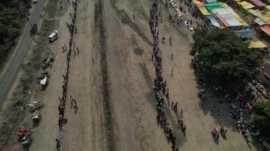 TALEGAON, AMRAVATI, MAHARASHTRA, INDIA, 16 HAZİRAN 2023: Hasat festivali vesilesiyle Bullock araba yarışlarının insansız hava aracı çekimi, Bullock yarışı geleneksel çiftçi festivali..