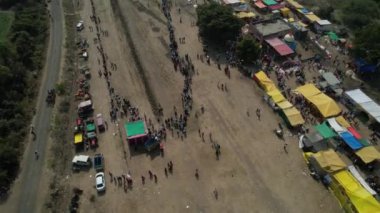 TALEGAON, AMRAVATI, MAHARASHTRA, INDIA, 16 HAZİRAN 2023: Hasat festivali vesilesiyle Bullock araba yarışlarının insansız hava aracı çekimi, Bullock yarışı geleneksel çiftçi festivali..