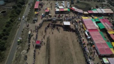 TALEGAON, AMRAVATI, MAHARASHTRA, INDIA, 16 HAZİRAN 2023: Hasat festivali vesilesiyle Bullock araba yarışlarının insansız hava aracı çekimi, Bullock yarışı geleneksel çiftçi festivali..