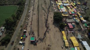TALEGAON, AMRAVATI, MAHARASHTRA, INDIA, 16 HAZİRAN 2023: Hasat festivali vesilesiyle Bullock araba yarışlarının insansız hava aracı çekimi, Bullock yarışı geleneksel çiftçi festivali..