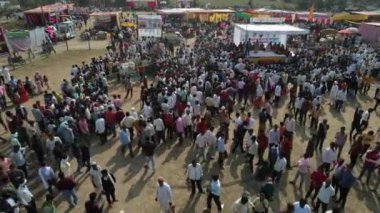 TALEGAON, AMRAVATI, MAHARASHTRA, INDIA, 16 HAZİRAN 2023: Hasat festivali vesilesiyle Bullock araba yarışlarının insansız hava aracı çekimi, Bullock yarışı geleneksel çiftçi festivali..