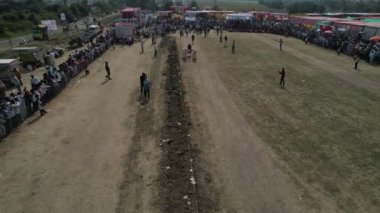 TALEGAON, AMRAVATI, MAHARASHTRA, INDIA, 16 HAZİRAN 2023: Hasat festivali vesilesiyle Bullock araba yarışlarının insansız hava aracı çekimi, Bullock yarışı geleneksel çiftçi festivali..
