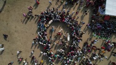 TALEGAON, AMRAVATI, MAHARASHTRA, INDIA, 16 HAZİRAN 2023: Hasat festivali vesilesiyle Bullock araba yarışlarının insansız hava aracı çekimi, Bullock yarışı geleneksel çiftçi festivali..