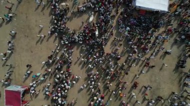 TALEGAON, AMRAVATI, MAHARASHTRA, INDIA, 16 HAZİRAN 2023: Hasat festivali vesilesiyle Bullock araba yarışlarının insansız hava aracı çekimi, Bullock yarışı geleneksel çiftçi festivali..