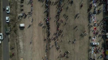 TALEGAON, AMRAVATI, MAHARASHTRA, INDIA, 16 HAZİRAN 2023: Hasat festivali vesilesiyle Bullock araba yarışlarının insansız hava aracı çekimi, Bullock yarışı geleneksel çiftçi festivali..